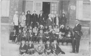 Decatur School 4th Grade about 1917.jpg (747821 bytes)