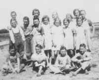 Red Willow School Group.jpg (963554 bytes)