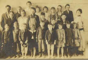 1916 Sand Flat School Group-closer.jpg (348742 bytes)